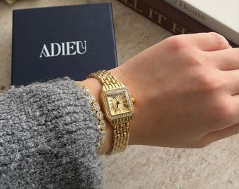 Montre pour femme carrée dorée avec pierres