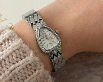 Montre bulgare avec cadran argenté et montre en pierre