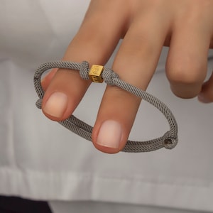 Pulsera unisex personalizada con letras en forma de cubo en oro real de 14 k, pulsera con inicial personalizada, pulsera apilable con cordón, regalo de joyería de cumpleaños para ella