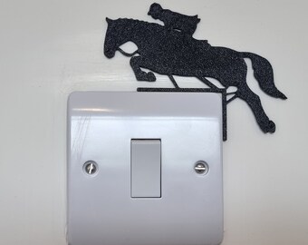 Decoração de interruptor de luz para cavalo saltando | Decoração de equitação / Arte de parede | Tomada de tomada para jóquei, corrida de cavalos, saltos | Presente para cavaleiro