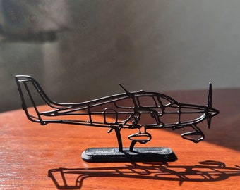 Arte de mesa com silhueta de avião Cirrus SR22, ideal para pilotos, perfeita para escritório, sala de jogos ou garagem. Ideal para decorar sua garagem ou espaço masculino. Um presente perfeito para quem ama aviões particulares.