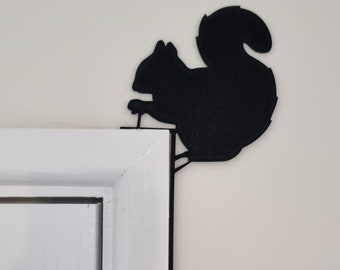 Decoração de porta com esquilo sentado | Decoração de animais selvagens empoleirados / Arte de parede com roedores | Natureza de árvore no topo da moldura da porta