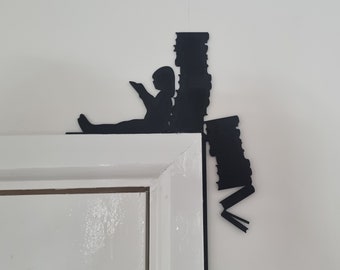 Decoração de porta para menina lendo apoiada em livros caindo | Decoração para leitor/Arte de parede | Presente para leitor/bibliotecário/professor