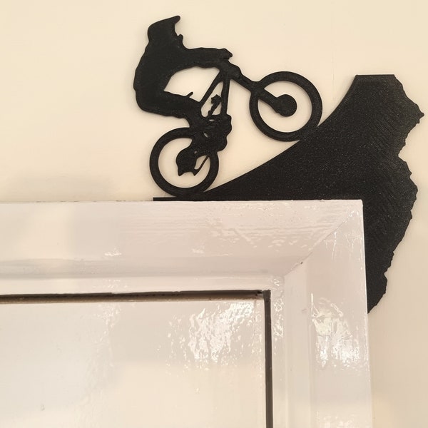 Mountain Biker Jumping Door Topper Dekoration | Radfahren Downhill Dekor / Wandkunst | Fahrrad-Stunt an der oberen Ecke des Türrahmens | Geschenk für MTB