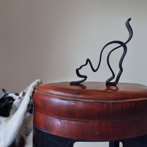 Kat minimalistische sculptuur draad ingelijste stijl Rekkatje Rustende Kitty silhouet Woondecoratie Bijzettafel standbeeld decor afbeelding 2