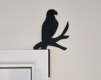 Decoração de topo de porta com águia empoleirada | Decoração para pássaros sentados / Arte de parede | No canto superior da moldura da porta, falcão descansando / falcão empoleirado