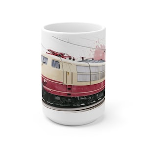 Crème-rode mok met elektrische locomotief - Klassieke sneltreinlocomotief in aquarel design.