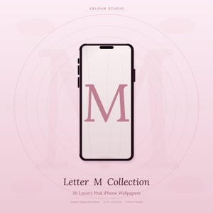 Könnte beinhalten: Digitale Illustration eines Smartphones mit weißem Bildschirm, auf dem der rosa Buchstabe "M" angezeigt wird. Das Telefon befindet sich vor einem hellrosa Hintergrund mit dem Text "Letter M Collection" und "20 Luxury Pink iPhone Wallpapers". Das Bild ist mit "VELOUR STUDIO" beschriftet.