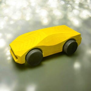 Coche de carreras de madera. Juguete ecológico, regalo personalizado para niño. Regalo de primer cumpleaños