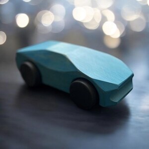 Coche de carreras de madera. Una camilla de carreras de gran tamaño, un regalo personalizado para un niño o un niño. Juguetes ecológicos