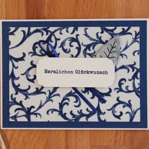 Florale Glückwunsch-Postkarte blau-weiße Ranken