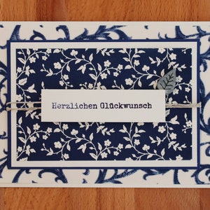 Florale Glückwunschkarte - blau-weiße Blümchen und Ranken - Geburtstag