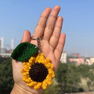 Chaveiro de crochê com pingente de girassol | Flor de lã realista para bolsas, carteiras e decoração de carro | Acessório floral fofo para presente