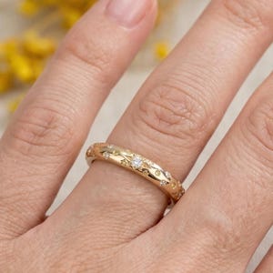 Anillo de boda de oro macizo de 14 quilates con diamantes en forma de estrella, anillo con estrella grabada de ajuste cómodo, anillo de diamantes de laboratorio celestial, delicado anillo redondo apilable con cúpula,