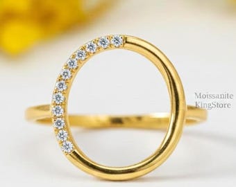 Anillo moderno de círculo abierto de oro de 14 quilates con moissanita pavé.