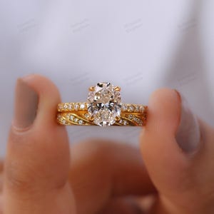 Exquisite Oval Cut Moissanite Engagement Ring / Paired with Twisted Pave Diamond Band / A Luxurious 18K Gold Bridal Ensemble / Gift for her.