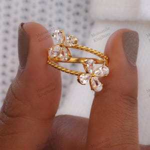 Sparkling Moissanite Flower Ring / 14k Gold Floral Engagement Ring / Unique Bridal Jewelry / Delicate Nature Inspired Ring / Gift for Her.