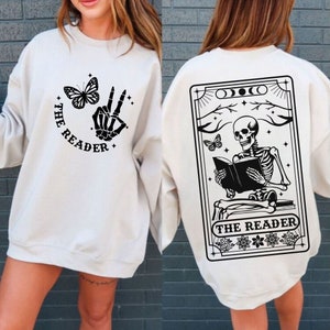 Der Leser Tarot Karte SVG, Skeleton Reading svg, The Reader svg, Book lover svg, Reading svg, Booktrovert svg, Reader svg, lustiges Buch svg