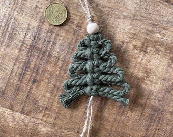 Makramee Geschenkanhänger „Weihnachtsbaum“