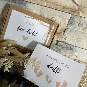Schwangerschaft verkünden bald sind wir zu dritt Geschenkschachtel Baby 2025 Karte Mama Papa Oma Opa Onkel Tante Fußabdrücke beige
