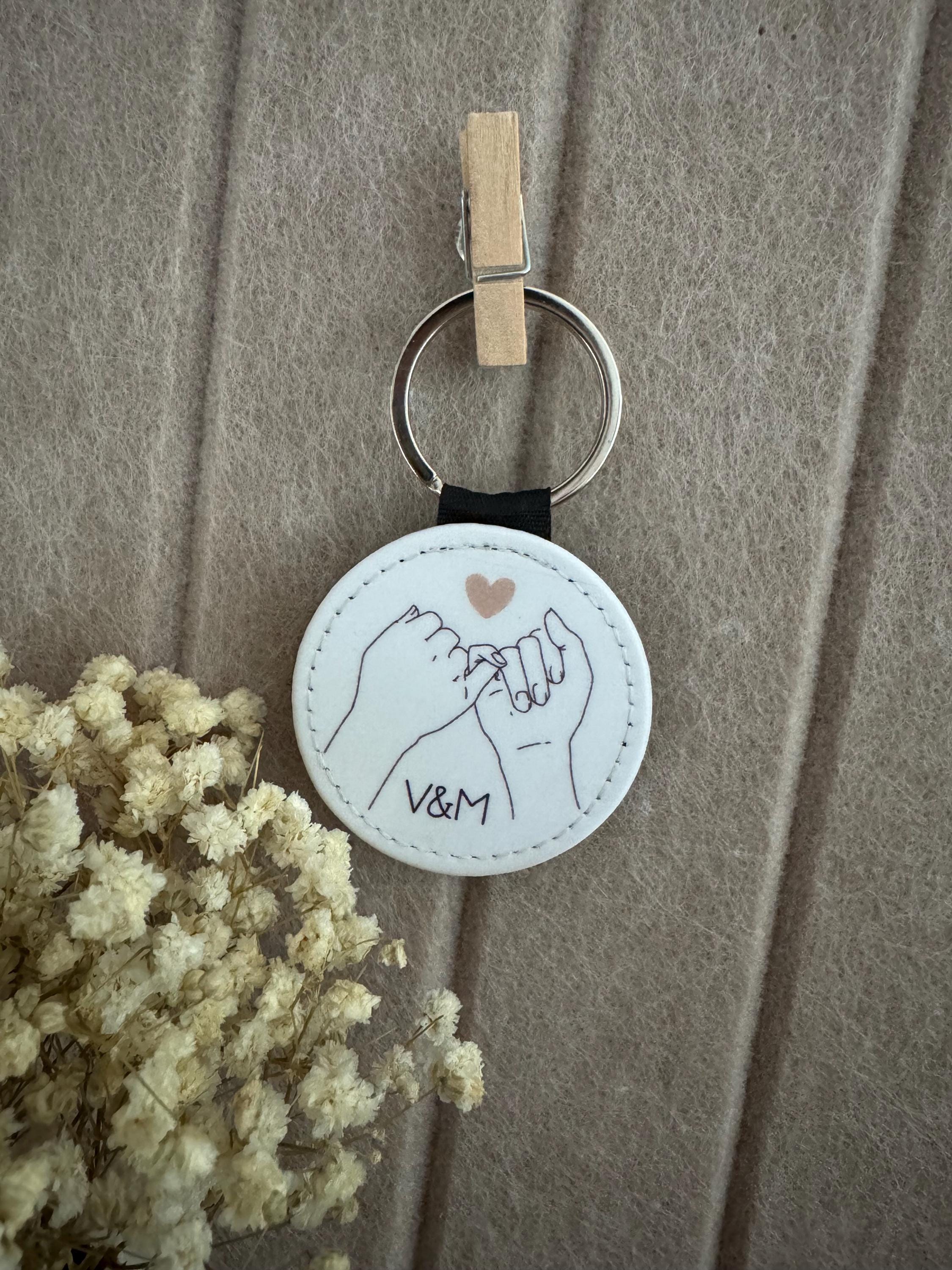 Holz Schlüsselanhänger „Scheiss Auf Valentinstag“ – Aus Nussbaum, Inkl. Schnur & Ring