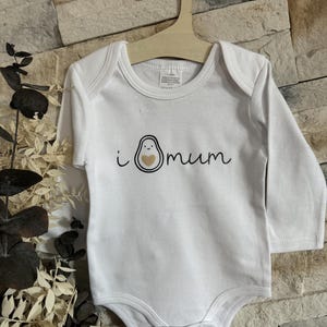 Baby Body personalisiert i love mom dad Auntie bald zu dritt zu viert 3D Herz Avocado Liebe im Bauch Babyparty Babyshower Geschenk Geburt