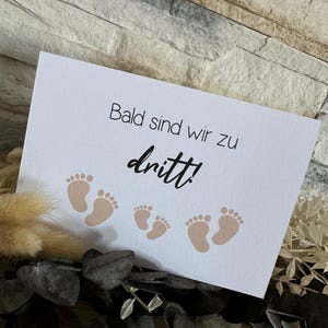 Karte Schwangerschaft verkünden bald zu dritt Baby Mama du wirst Papa Oma Opa Tante Onkel  Eltern 2025 Kinderwunsch Fußabdrücke beige