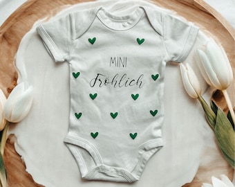 Personalisierter Babybody mit verspielten Herzen - Ein süßes Geschenk zur Geburt!