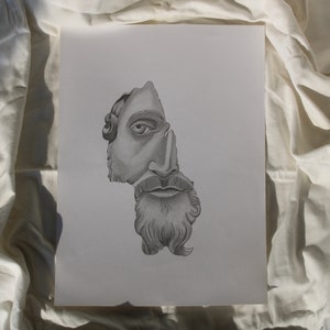 Rostro de hombre antiguo destrozado dibujando a lápiz gris