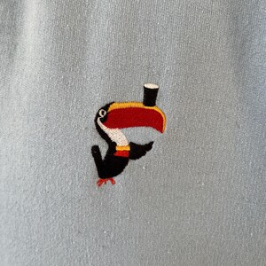 Pull unisexe brodé Toucan Stout. Sweat-shirt brodé « Belle journée pour une bière Guinness » à la vitamine G. image 2