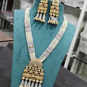 Conjunto de collar Rani Haar de perlas y rosa bebé con colgante pesado chapado en oro victoriano y pendientes colgantes.