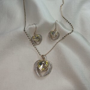 Champagne Heart Earrings / Aretes con Corazones de Champán y Pierdas Blancas