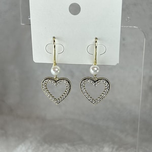 Heart with White Stones & Pearls Earrings / Aretes de Corazon y Perla en Piedras Blancas