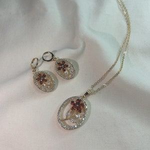 Red Flower Earrings & Necklace Set (White Stone Accents) / Set de Cadena y Aretes con Flores en Piedras Rojas