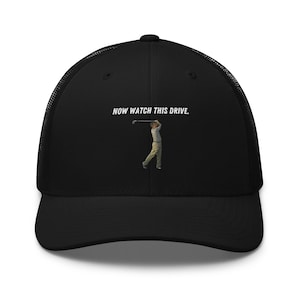 Puede incluir: Gorra de camionero negra de malla con un gráfico de golfista bordado en blanco y el texto "NOW WATCH THIS DRIVE."