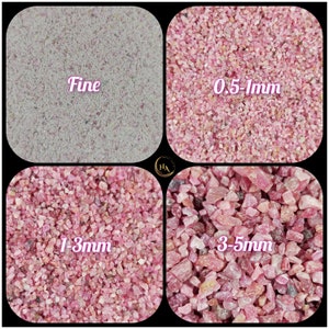 Peut inclure: Quatre échantillons de gravier de rubis rose de différentes tailles : fin, 0,5-1 mm, 1-3 mm et 3-5 mm.