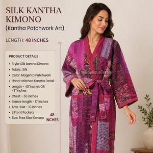 Może przedstawiać: Magentowe kimono z jedwabiu kantha patchwork z ręcznie szytymi detalami, paskiem do wiązania i dwiema przednimi kieszeniami. Odzież ma 121,92 cm długości, 127 cm w klatce piersiowej, 43,18 cm długości rękawa i 25,4 cm otworu na ramię.