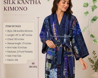 Op de afbeelding: Een blauwe zijden kantha kimono met een patchworkpatroon, zichtbare witte stiksels, een strikceintuur en twee voorzakken. De tekst geeft een lengte van 101,6 of 121,9 cm, een borstomvang van 127 cm en een mouwlengte van 43,2 cm aan.