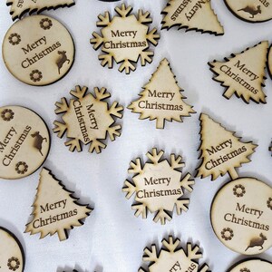 Personalisierte Mini-Weihnachtsgeschenkanhänger Benutzerdefinierte Name & Datum Hochzeitstags, kundenspezifische hölzerne Dankeschön-Tags, Party Decor Favors Labels.