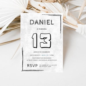 Op de afbeelding: Een witte en grijze verjaardagsuitnodiging met zwarte tekst. De uitnodiging is voor Daniel's 13e verjaardag. Het feest is op zaterdag 20 augustus om 15:00 uur in de Robertson Residence. RSVP naar Amber voor 10 augustus.