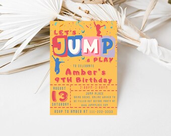Puede incluir: Una invitación amarilla con texto colorido que dice "Let's Jump & Play" para celebrar el 9º cumpleaños de Amber. La invitación incluye la fecha, la hora y el lugar de la fiesta, que se celebra en Jump Place el 13 de agosto de 14:00 a 15:00. También incluye una dirección de sitio web y un número de teléfono para confirmar la asistencia.