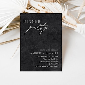 Könnte beinhalten: Eine schwarz-weiße Einladungskarte mit strukturiertem Hintergrund. Der Text lautet "Dinner Party" in einer Schreibschrift. Die Einladung ist für Amber und Daniels Dinner Party am Samstag, den 20. August um 14:00 Uhr im Western Grill Bar, 345 Blue Street, Southville, Jackson 6789. RSVP an Amber unter 111-222-3333.