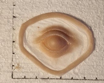 Prótesis ocular de silicona con efecto SFX y maquillaje encapsulado