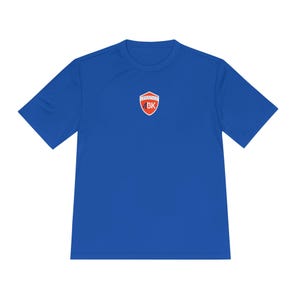 Peut inclure: T-shirt bleu roi à manches courtes et col rond. Le t-shirt présente un petit logo bouclier rouge et blanc sur la poitrine gauche avec le texte "LIFESTYLE BK". Fabriqué en tissu léger et respirant.