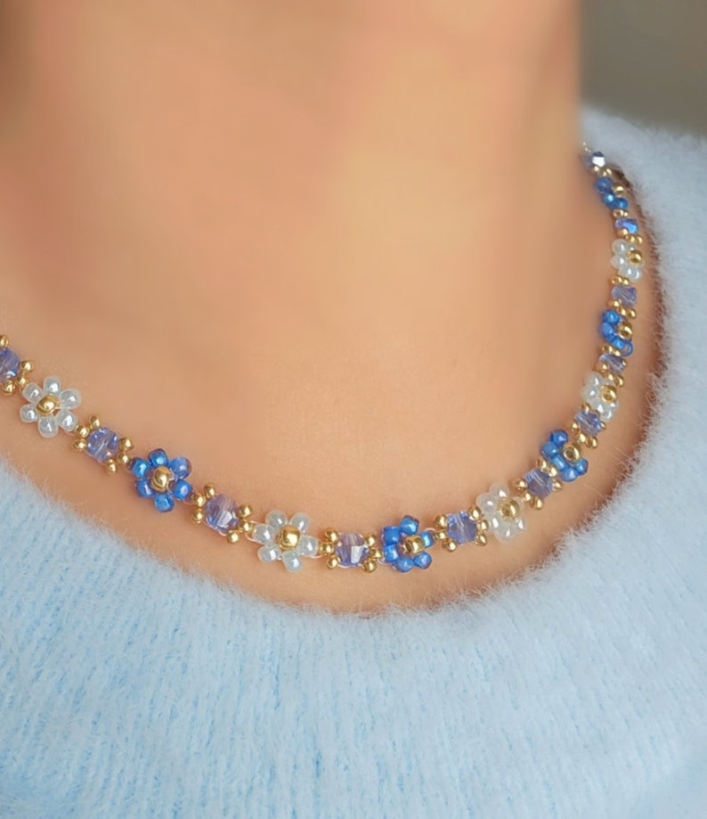 Collana di fiori blu realizzata a mano 414cm girocollo fatto a mano accessori donna, ragazza gioielli di perle collana floreale immagine 1