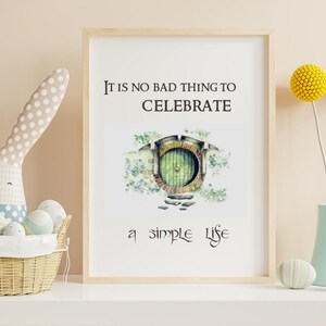 Può includere: Una stampa incorniciata con un'illustrazione ad acquerello di una porta verde in un arco di pietra. Il testo recita "Non è male celebrare una vita semplice".