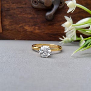 Anel de noivado de moissanite com corte redondo de 1,2 ct, anel de casamento halo oculto vintage, anel solitário clássico de 6 pinos, anel de proposta de ouro sólido