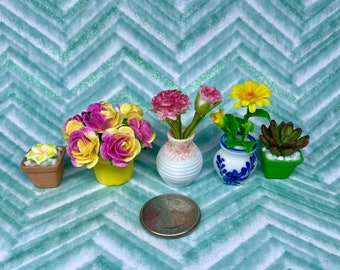 Lot de 5 plantes/fleurs miniatures en pot, thème rose et jaune, échelle 1:12