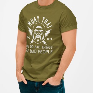 Lustiges Muay Thai Shirt, Geschenkidee für Muay Thai Studenten, wir tun schlechte Dinge für schlechte Menschen Classic Muay Thai T-Shirt