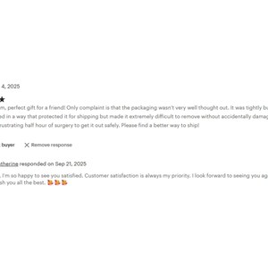 a text message conversation between a buyer and a seller. The buyer is expressing their dissatisfaction with the product, specifically the packaging, and the seller is responding to the buyer's concerns. The conversation appears to be a customer service interaction, with the seller acknowledging the buyer's feedback and offering a resolution.